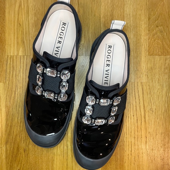 Roger Vivier Walky Viv Strass Buckle sneaker in Patent Leather in black. - Picture 5 of 8